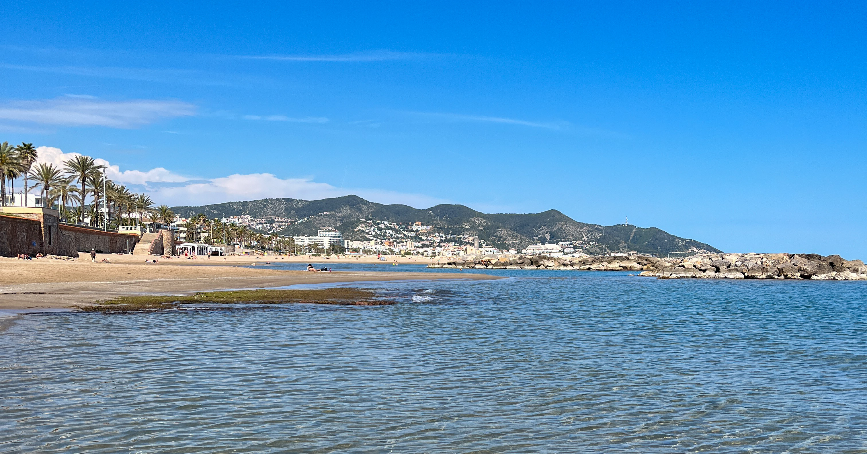 Kuvassa rantamaisema Sitgesissä, Espanjassa