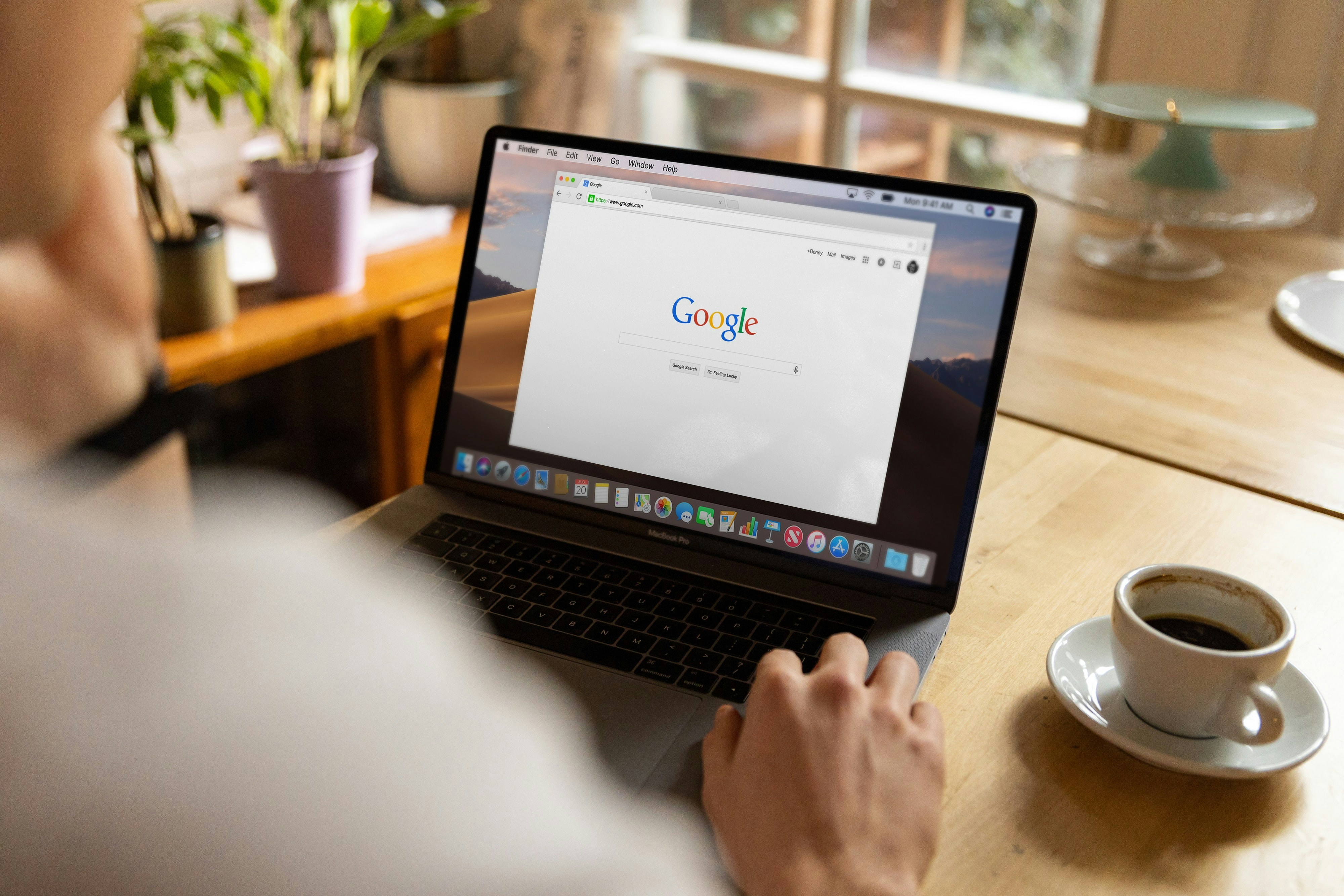 Googlen etusivu läppärin näytöllä