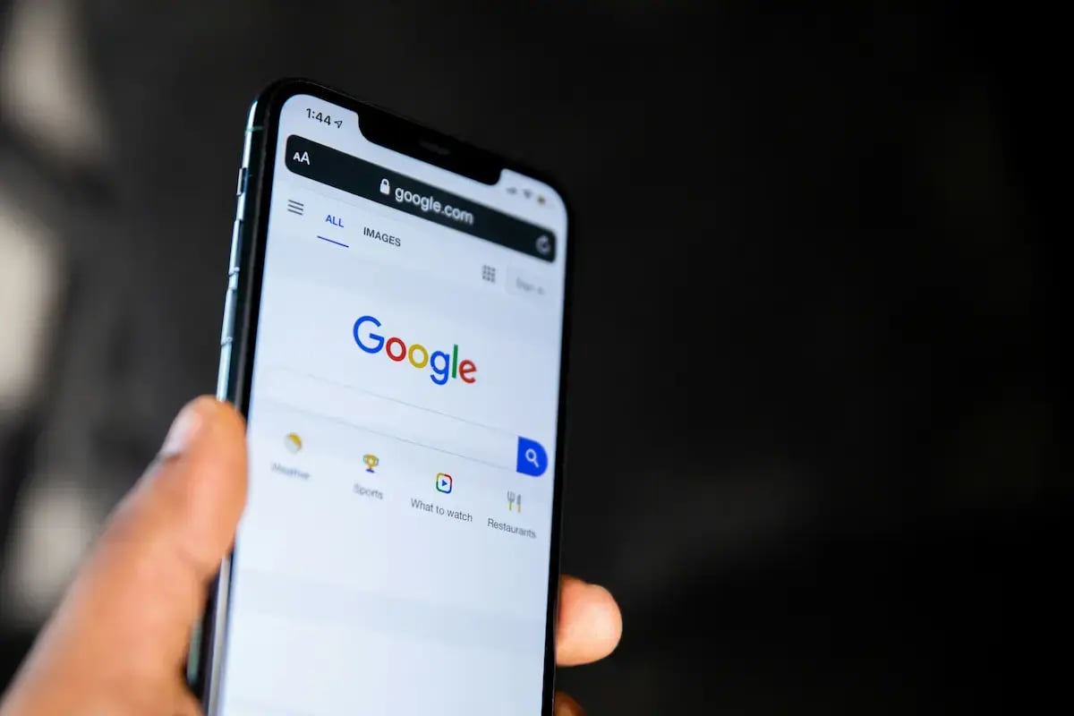 Googlen etusivu mobiilin näytöllä