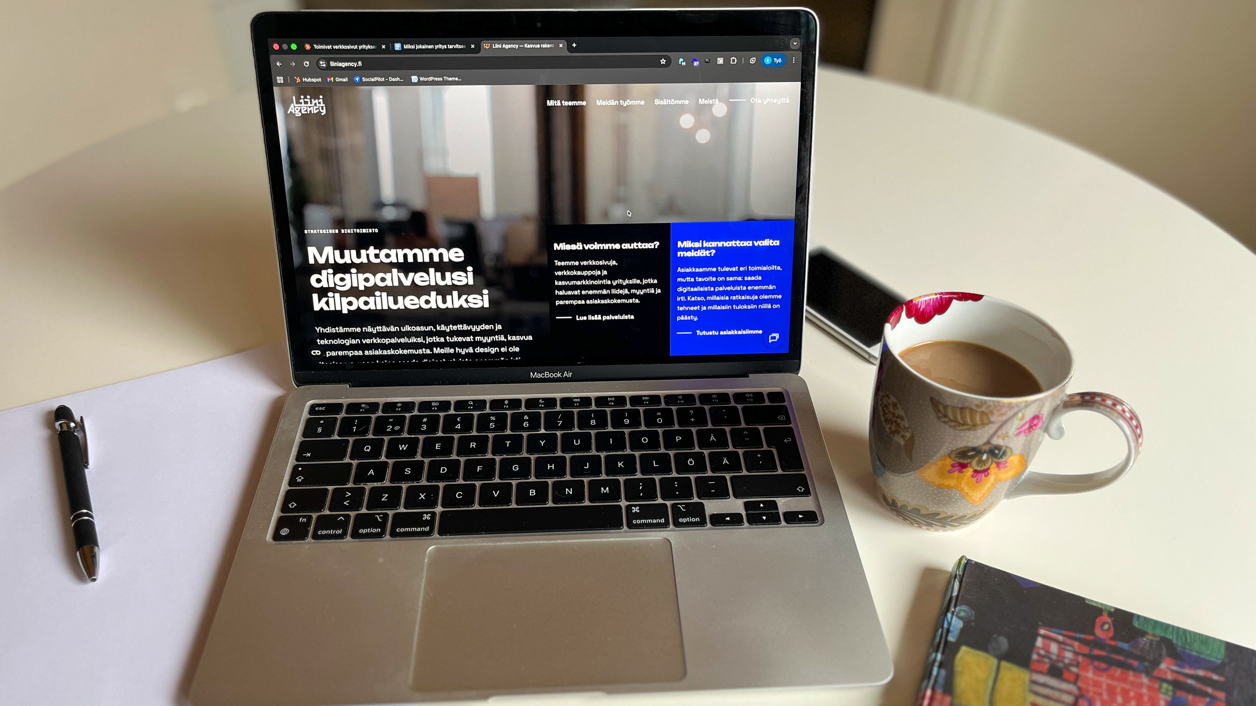 Kuvassa näkyy tietokoneen näytöllä Liini Agencyn verkkosivut